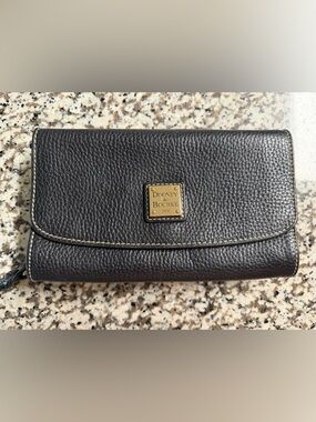 Dooney and Bourke clutch
